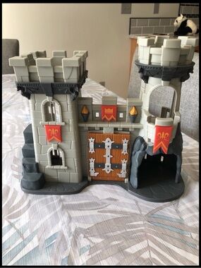 Lakeshore Learning Royal Kingdom Adventure Castle - 12” X 10.5” X 5”